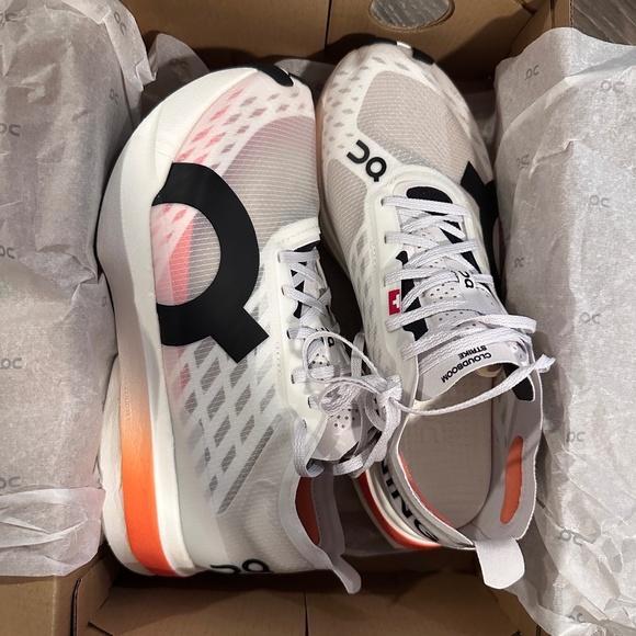 on cloud women's cloudboom strike - Picture 1 of 6